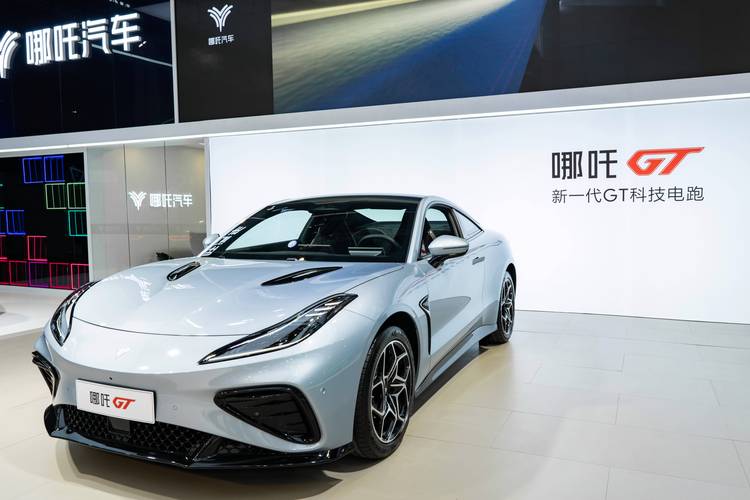 广州241哪吒汽车在智能汽车领域的表现，领途汽车在新能源汽车市场中的影响力